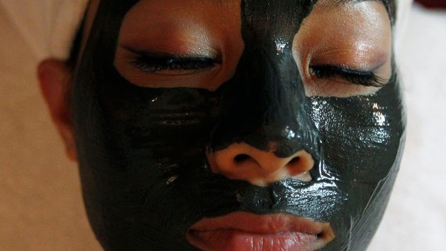 « Black mask », un masque peel-off pour illuminer le visage