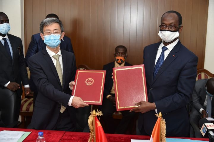Coopération/Côte d’Ivoire-Chine : Peng Liyuan offre du matériel médical à Mme Ouattara