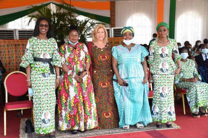 Côte d’Ivoire : Mme Ouattara soulage les femmes du Moronou