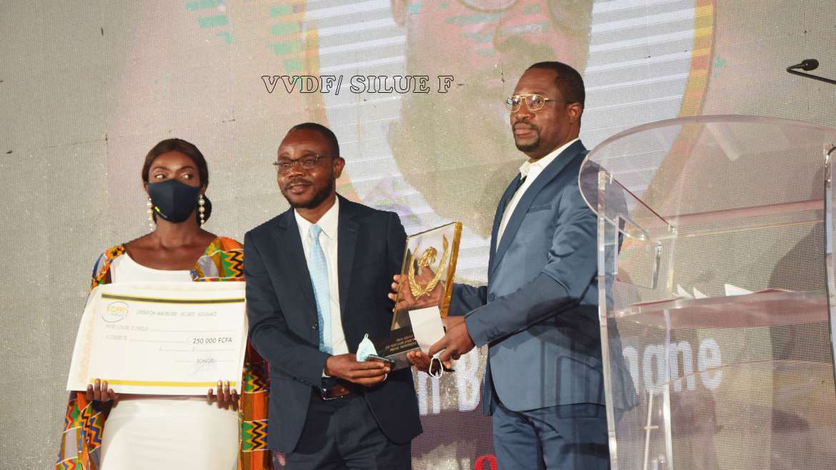 Ebony 2020 : Ténin Bè Ousmane rafle le prix du meilleur journaliste web