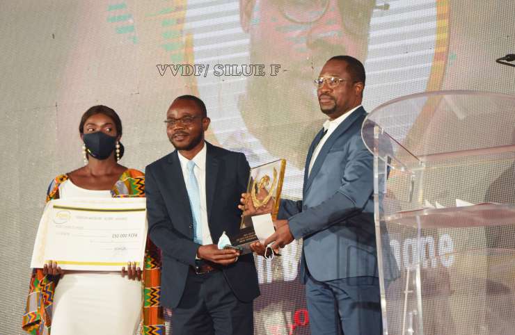 Ebony 2020 : Ténin Bè Ousmane rafle le prix du meilleur journaliste web
