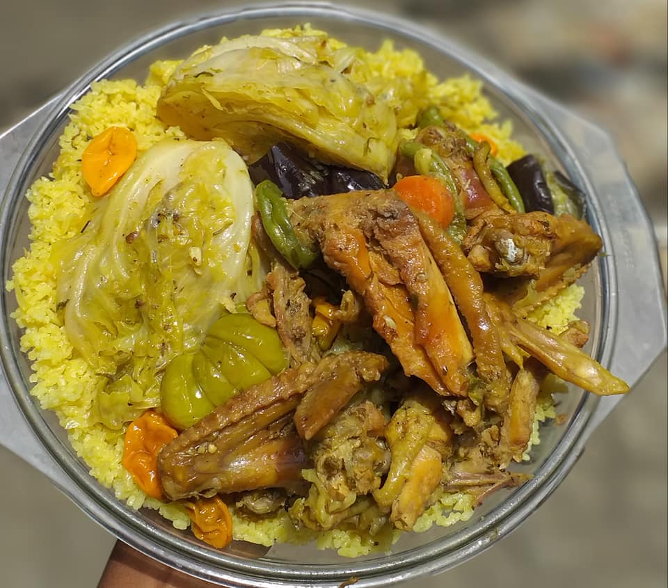 Recette : Riz gras au curry au poulet et légumes