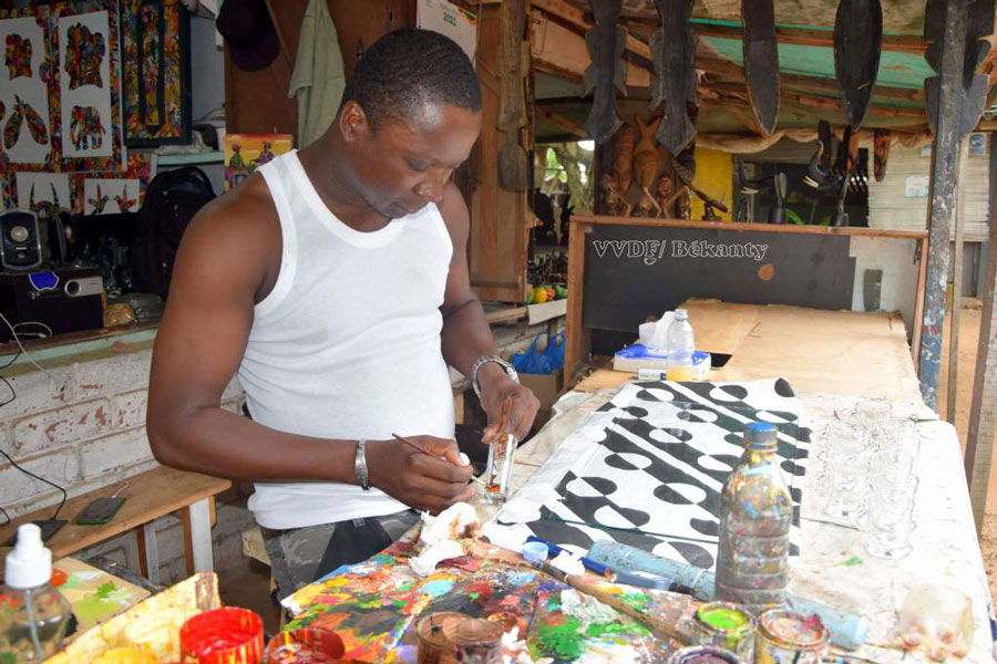Koffi Kouassi Konan : le peintre sur verre