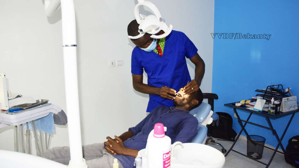 Santé Dentaire : Dr Kouakou Chirurgien-dentiste « il est important de voir un dentiste au moins deux fois par ans. »