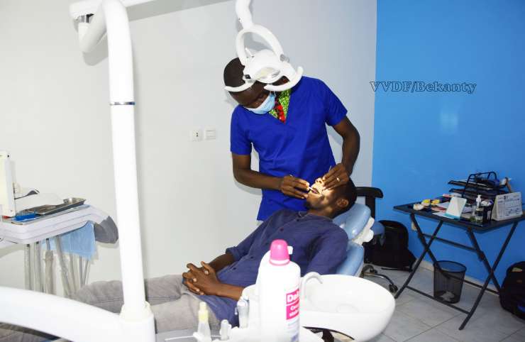 Santé Dentaire : Dr Kouakou Chirurgien-dentiste « il est important de voir un dentiste au moins deux fois par ans. »