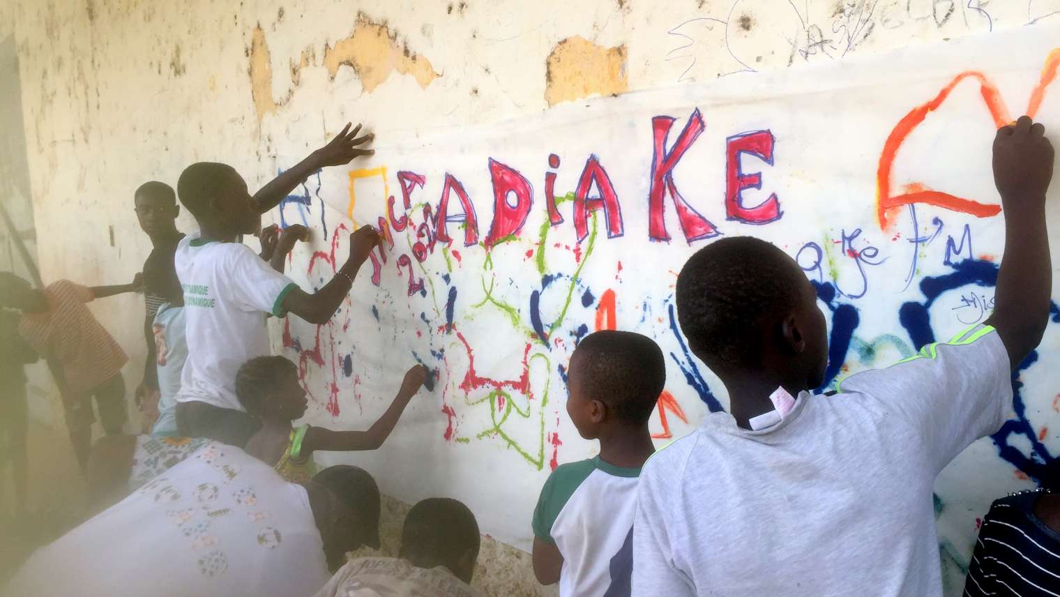 Atelier peinture : Les enfants d’Adiaké cultivent l’amour