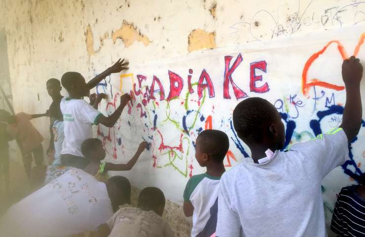 Atelier peinture : Les enfants d’Adiaké cultivent l’amour