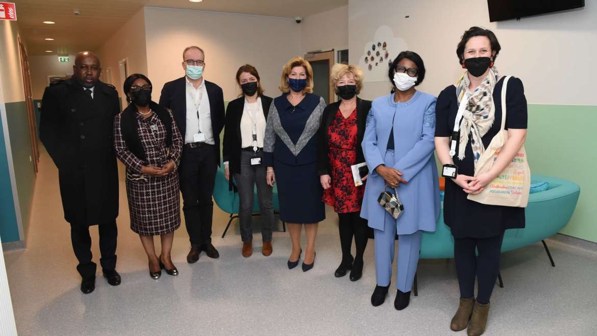 Belgique : Mme Ouattara visite l’Hôpital Universitaire des Enfants Reine Fabiola de Bruxelles