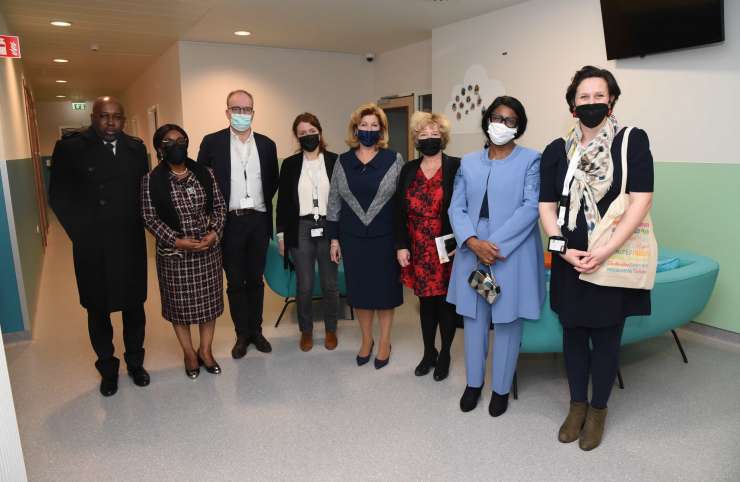 Belgique : Mme Ouattara visite l’Hôpital Universitaire des Enfants Reine Fabiola de Bruxelles