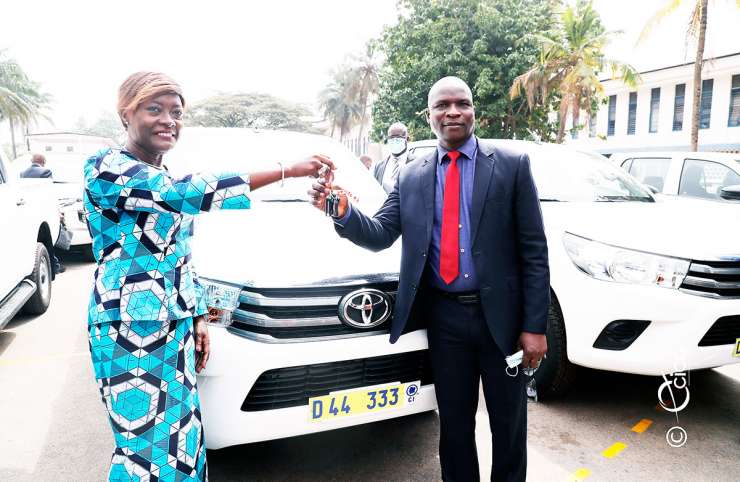 Éducation nationale : Mariatou Koné remet 35 véhicules aux structures sous tutelle