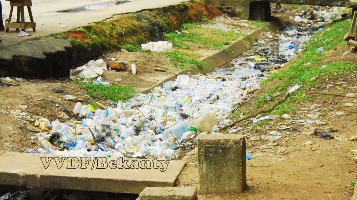 Malgré l’interdiction des sachets plastiques : les rues d’Abidjan toujours envahies !