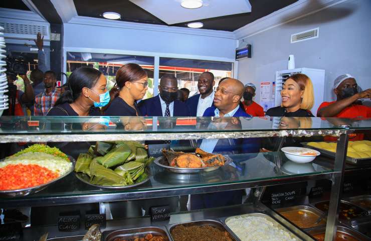 Tourisme et art culinaire: Le ministre Siandou Fofana visite des fast-foods « Made In Côte d’Ivoire »