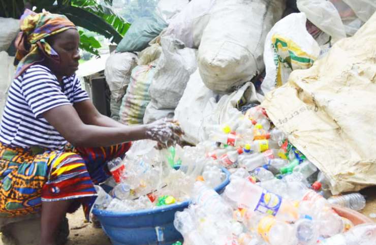 Collecte de bouteilles plastiques : une activité qui nourrit les femmes en Côte d’Ivoire