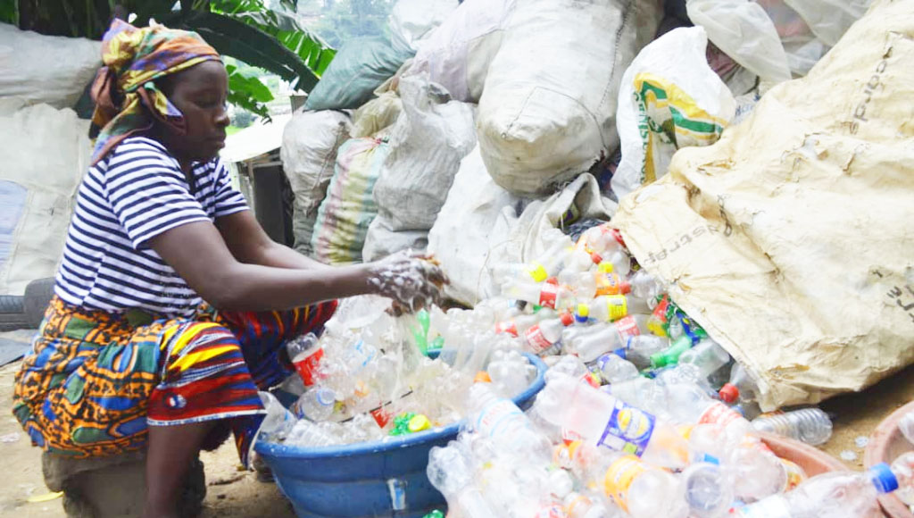 Collecte de bouteilles plastiques : une activité qui nourrit les femmes en Côte d’Ivoire