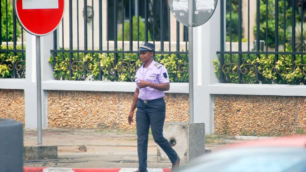 Les « pompiers » des embouteillages d’Abidjan : ces ‘’oubliées’’ qui rendent un énorme service aux populations