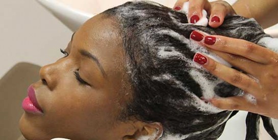 shampooing des cheveux