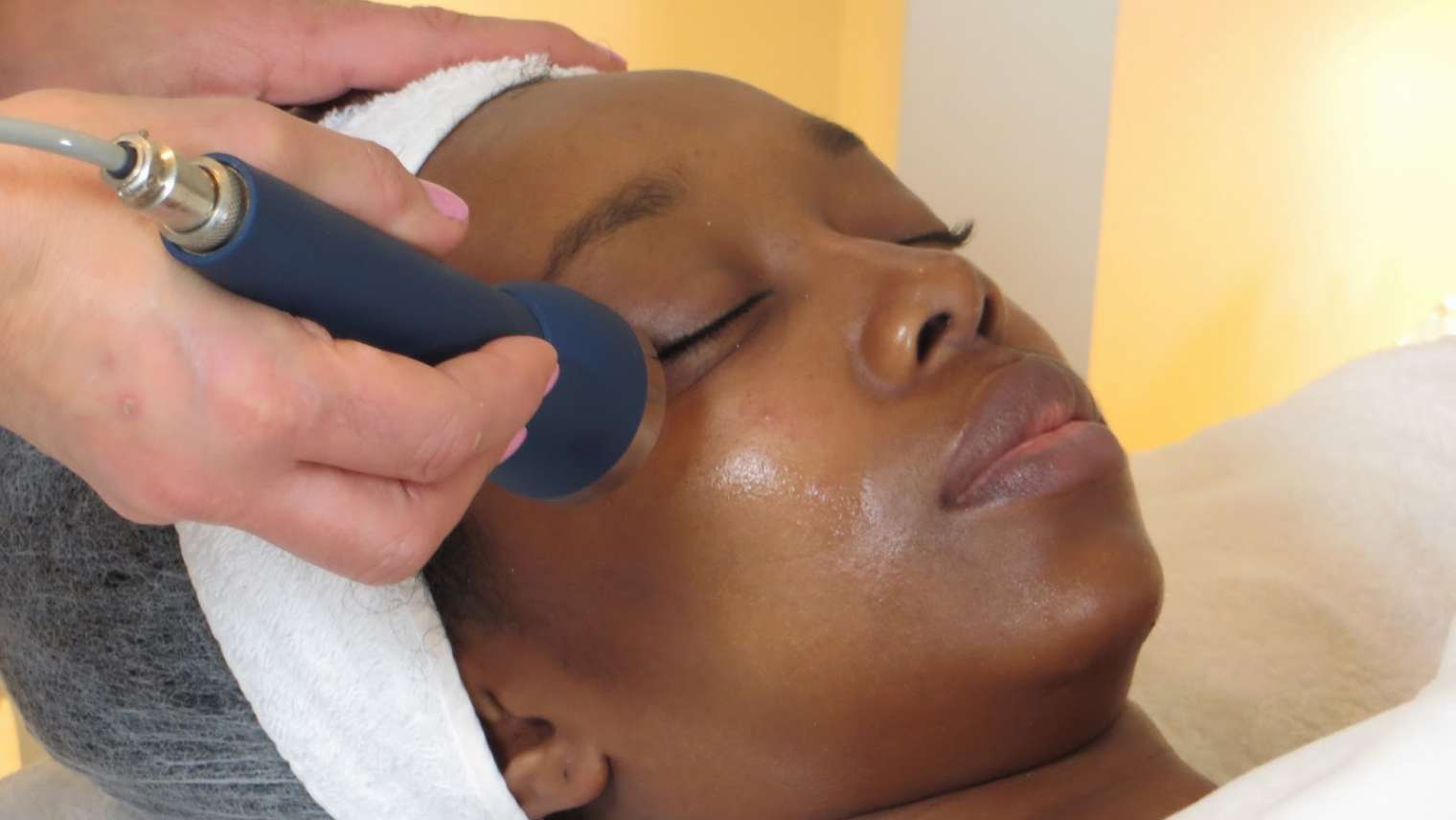 Soulager les douleurs et perdre du poids : la technique du massage du visage (réflexologie faciale)
