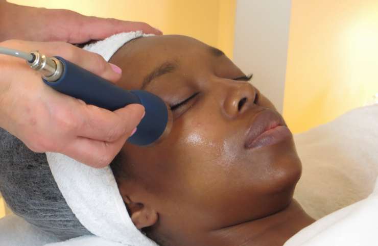 Soulager les douleurs et perdre du poids : la technique du massage du visage (réflexologie faciale)