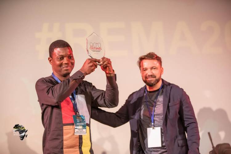<strong>Distinction : Christian Guéhi, vainqueur du Grand Prix de la critique d’art en Afrique </strong>