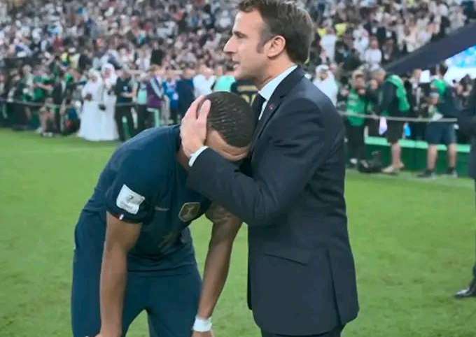 <strong>Coupe du monde 2022 : Emmanuel Macron face aux Bleus après la déception  </strong>