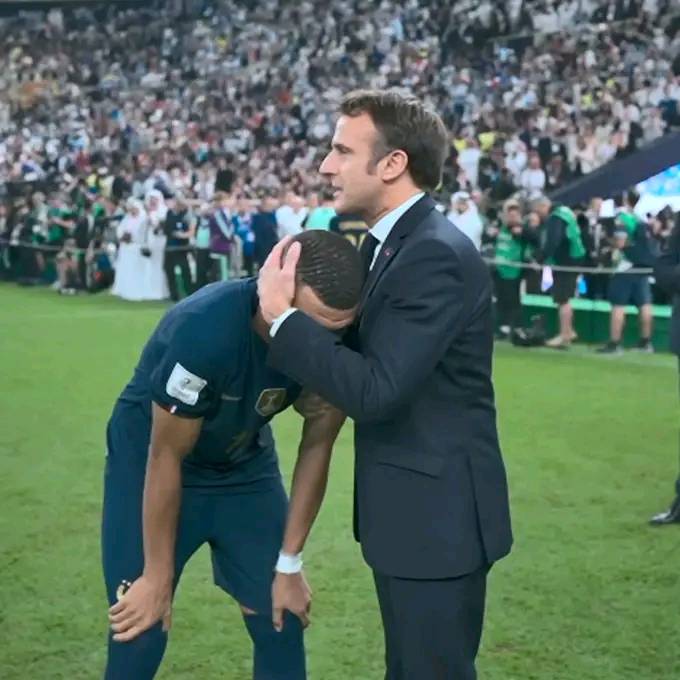<strong>Coupe du monde 2022 : Emmanuel Macron face aux Bleus après la déception  </strong>