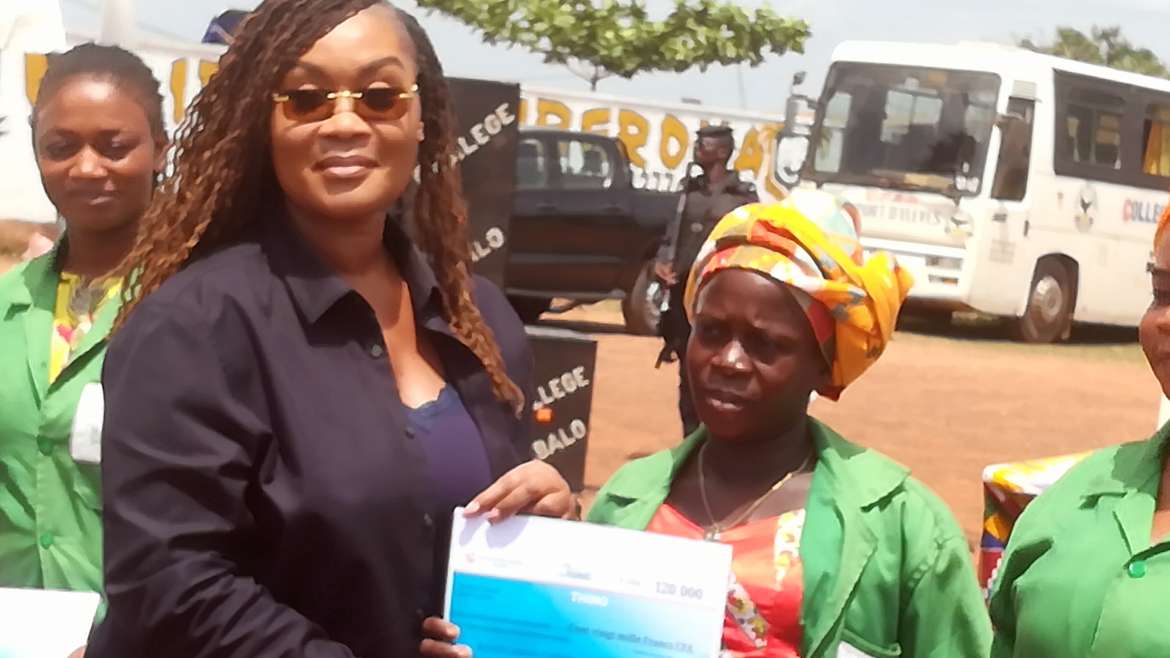 Gagnoa / Autonomisation des jeunes et des femmes : La ministre Belmonde remet des chèques 