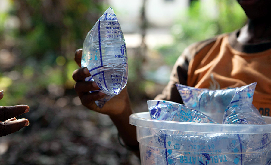 Eau en sachet: Business lucratif mais qui inquiète